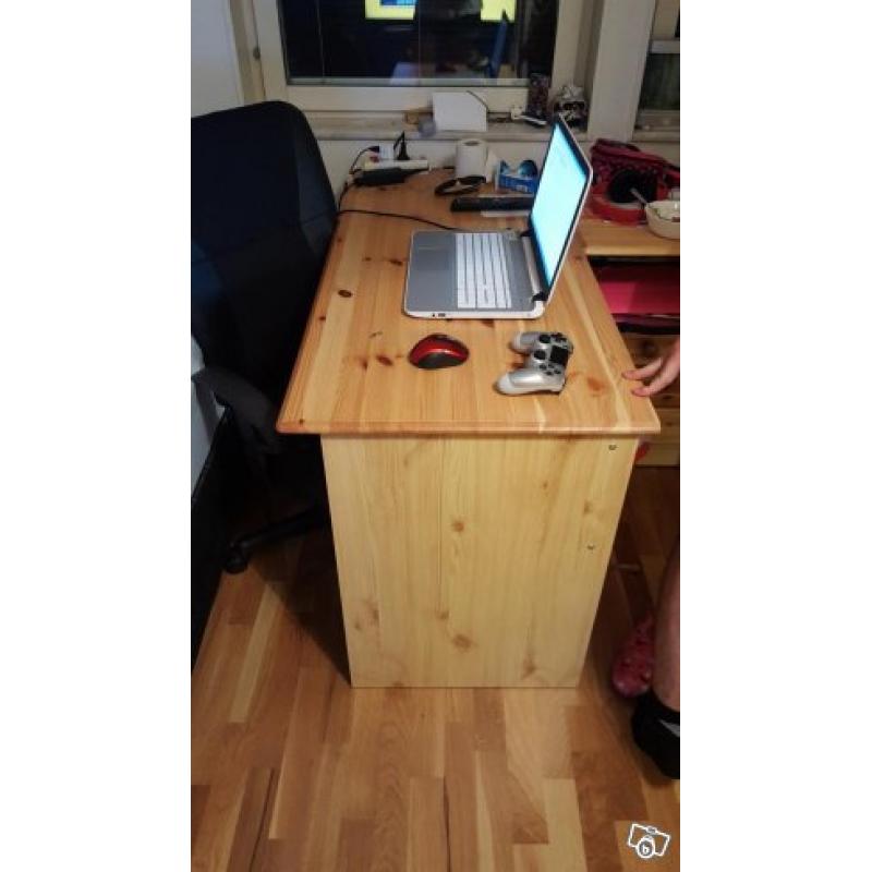 Garderob, birå, skrivbord, stolar