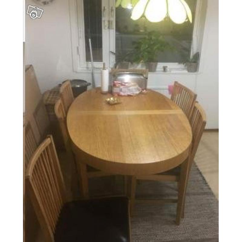 Köksbord och sex stolar i skinn sits