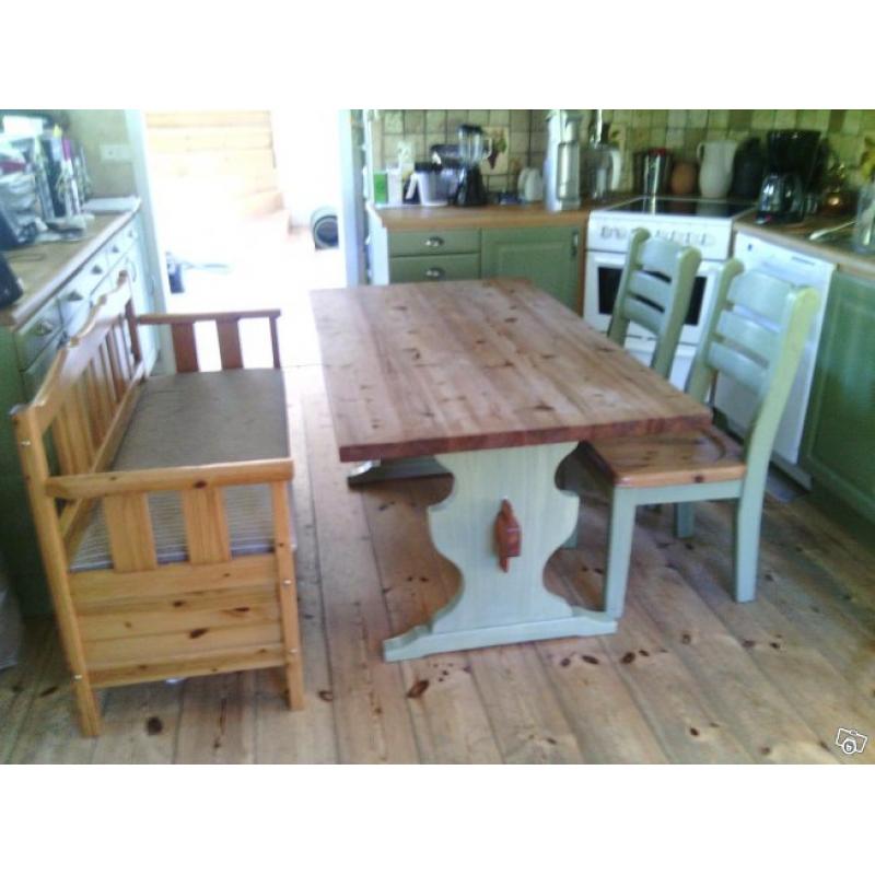 Bord, 2 stolar och kökssoffa