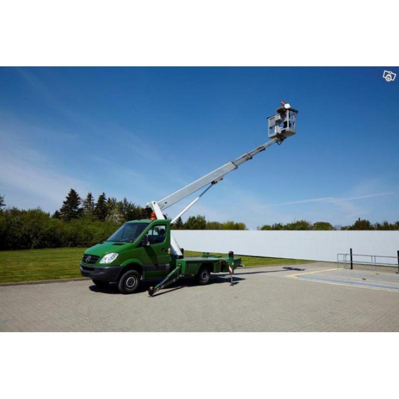 Mercedes-benz with 21 meters palfinger lift